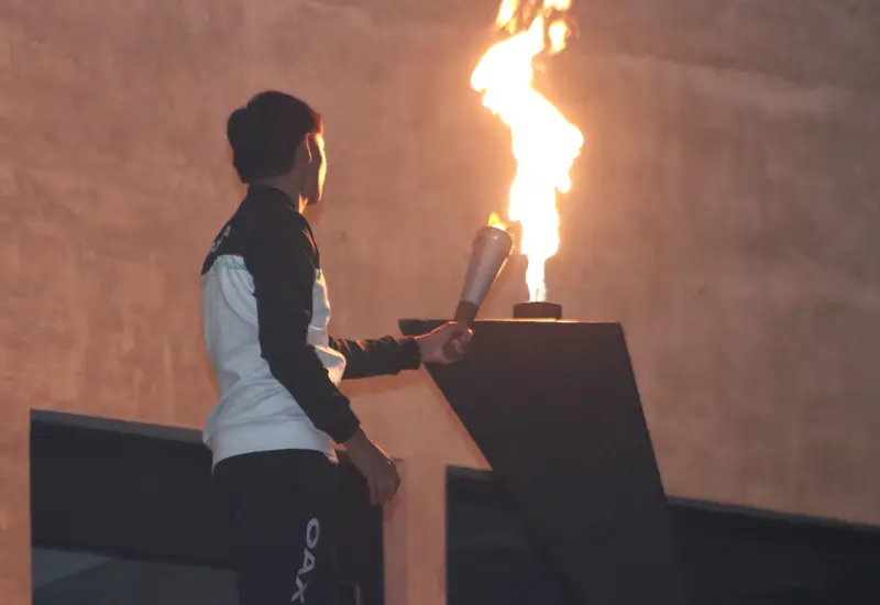 Escena de los preparativos para la ceremonia de inauguración de la Olimpiada Estatal, capturando el ambiente previo al inicio del evento deportivo.