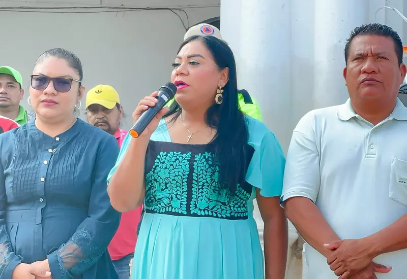 Ana Cecilia Pérez Velásquez, presidenta municipal de Tehuantepec, es vista al centro de la imagen durante el evento donde fue cuestionada por una obra.
