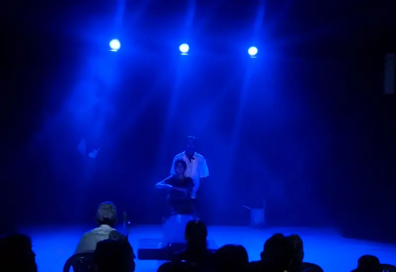 Una escena teatral durante la presentación del Primer Encuentro Nacional de Teatro El Coyul 2025, mostrando el talento artístico en el escenario.