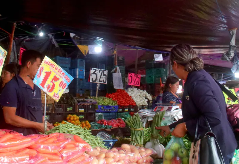 Una vista de productos en un mercado de Oaxaca que mantienen sus precios estables, ofreciendo un respiro a los consumidores frente a la inflación.