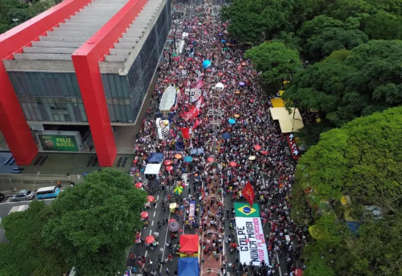 Manifestantes en Brasil levantan pancartas con la consigna 'Sin amnistía' durante una protesta contra una ley que reduciría la condena de Bolsonaro.