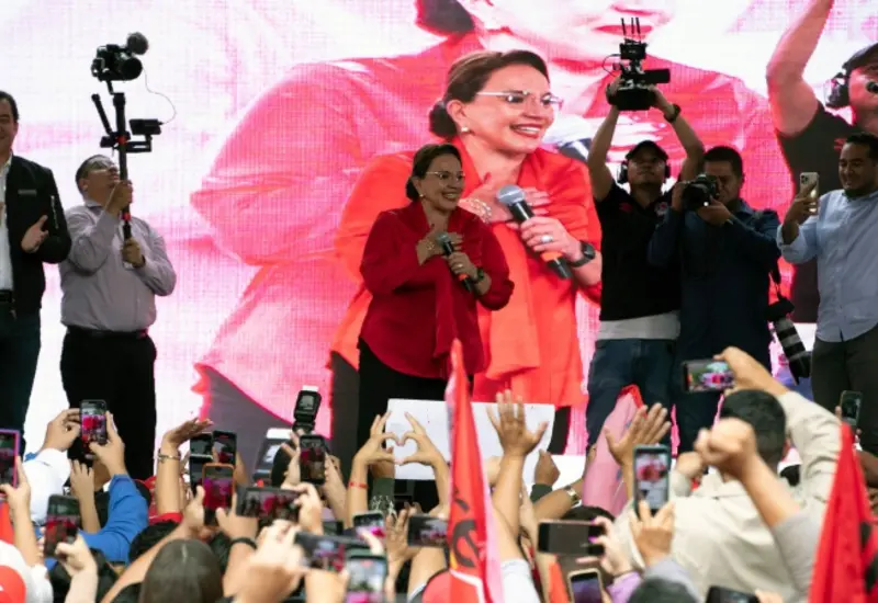 La política hondureña Xiomara Castro denuncia un presunto fraude electoral y la manipulación de actas durante una protesta en Honduras.