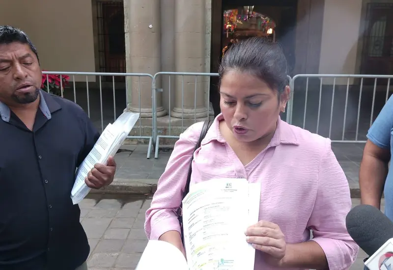 Habitantes de Santiago del Río protestan afuera del Palacio de Gobierno debido a la tensión por la renovación de sus autoridades locales.