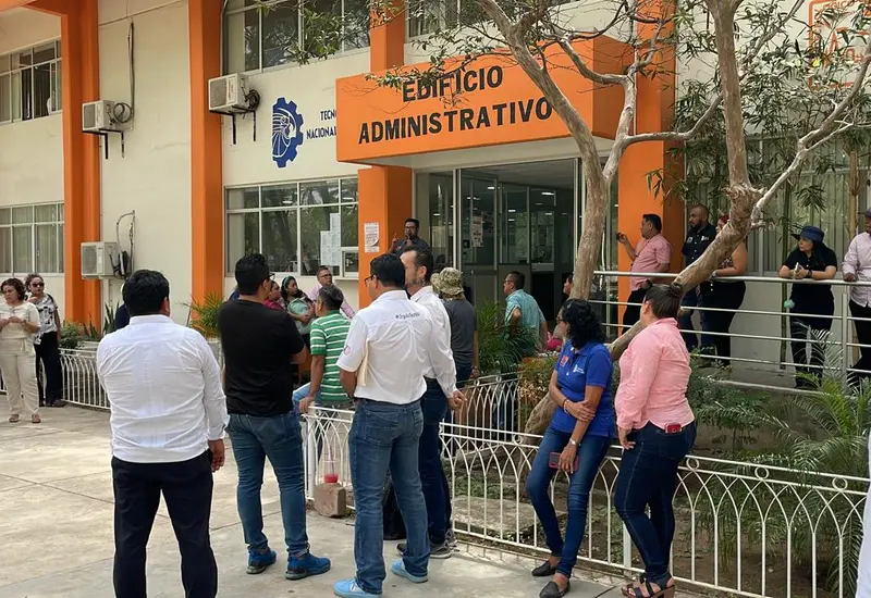 Miembros del sindicato protestan en las instalaciones del Tecnológico del Istmo durante las negociaciones para el regreso a las actividades académicas y laborales.