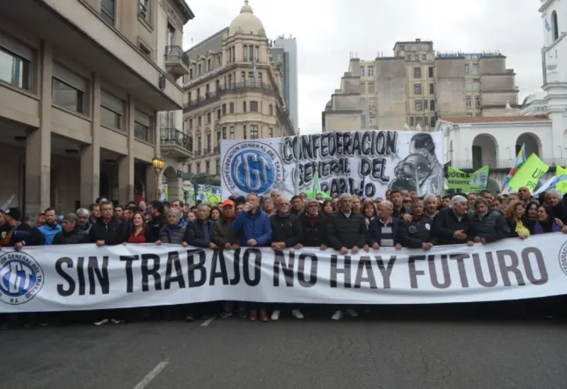 Una masiva movilización de sindicatos colapsa el centro de Buenos Aires en protesta contra la reforma laboral del presidente Javier Milei.