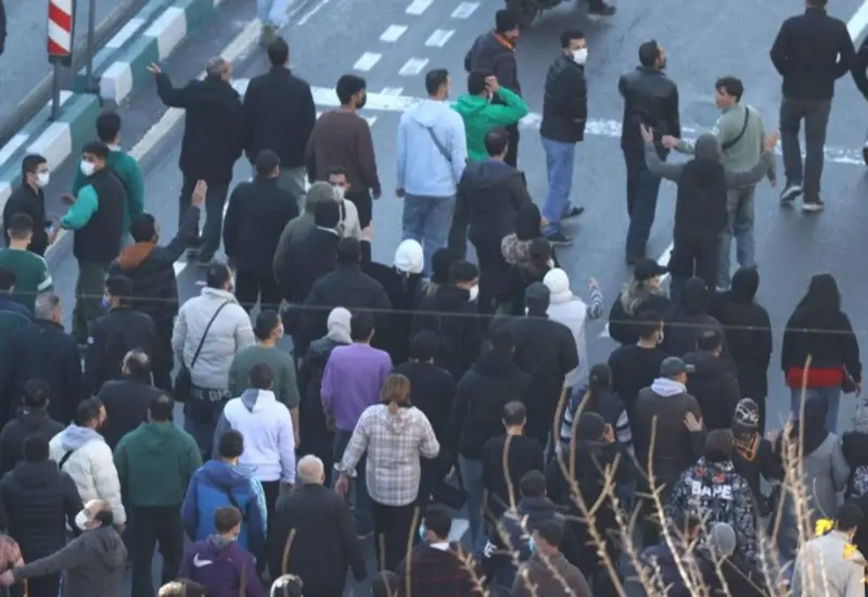 Manifestantes iraníes llenan las calles de Teherán para protestar contra la crisis económica y la hiperinflación que afecta al país.