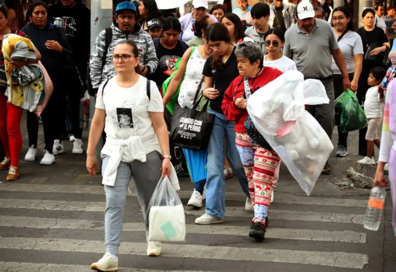 Una gráfica conceptual que ilustra la proyección de crecimiento de la economía mexicana para los próximos diez años según estimaciones de analistas.