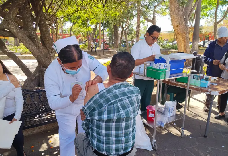 Personal de salud del IMSS en Oaxaca aplica vacunas del esquema básico en un puesto instalado dentro de una Unidad de Medicina Familiar.