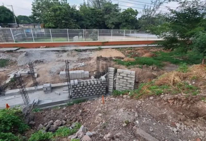 La nueva rampa de una escuela secundaria, construida para mejorar la movilidad y agilizar la entrada y salida de los estudiantes.