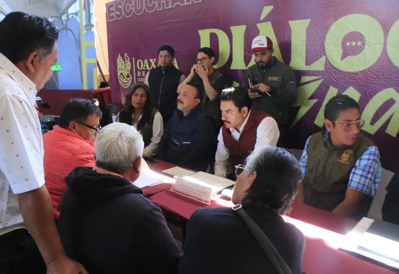 Ray Chagoya conversa con vecinos de la colonia Infonavit durante el programa Diálogo Vecinal, escuchando sus peticiones y reforzando la cercanía.