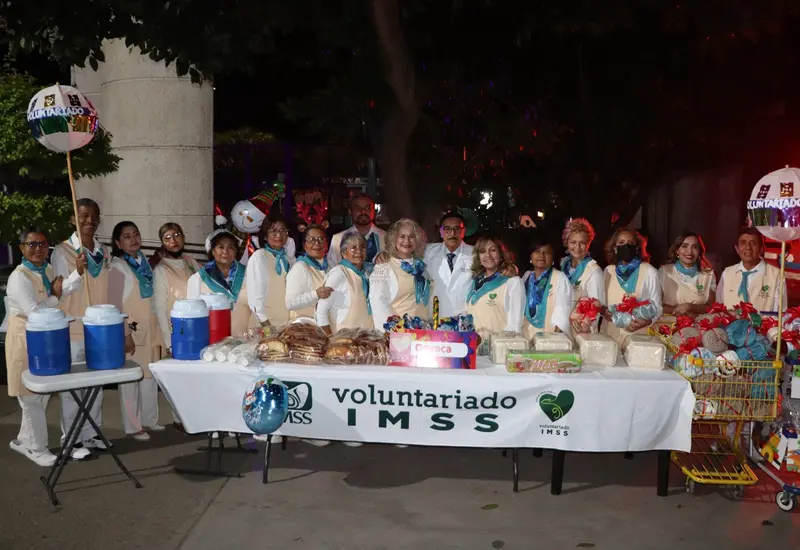 Integrantes del Voluntariado del IMSS Oaxaca reciben un reconocimiento por su valiosa labor altruista en la promoción de la atención con calidez humana.