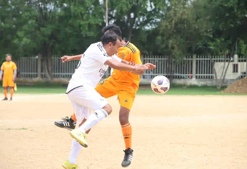 Acción en el campo de juego durante un partido que marca el regreso de la esperada Liga Premier de futbol de veteranos.