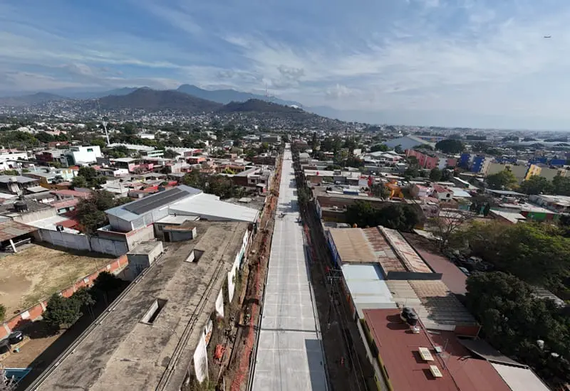 Trabajos de rehabilitación en la calzada Valerio Trujano, donde se realiza la reconstrucción de un tramo de 840 metros lineales de la vialidad.