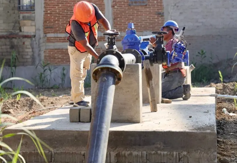 Trabajadores realizan la reparación de un pozo de agua cuya falla dejó sin servicio a más de 15 colonias en la ciudad capital.