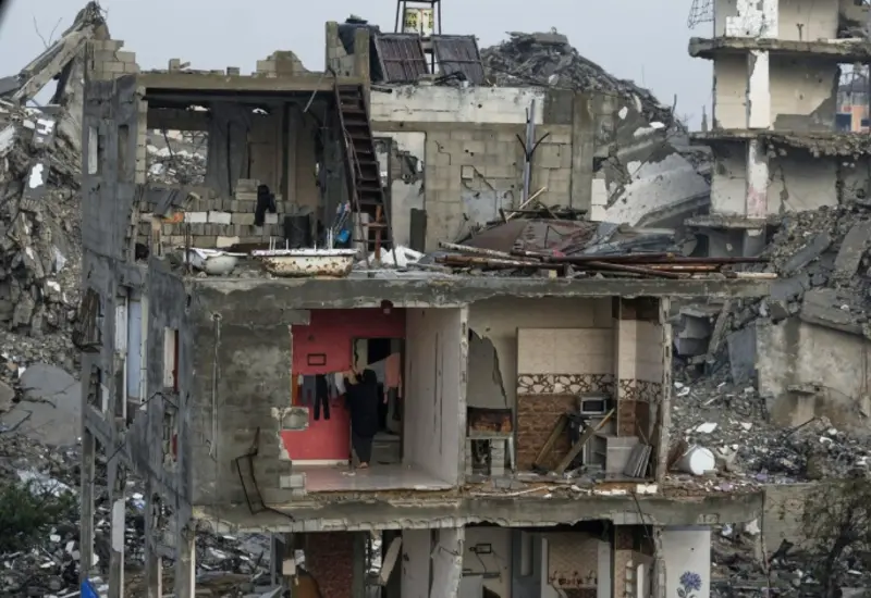 Rescatistas trabajan entre los escombros de edificios destruidos en Gaza para recuperar los cuerpos de las víctimas en medio de la crisis humanitaria.