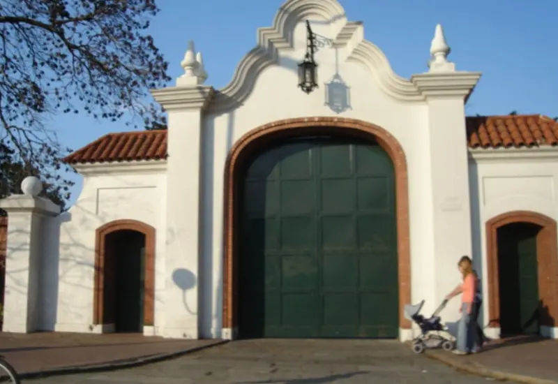 Vista exterior de la Residencia Presidencial de Olivos, hogar del presidente Javier Milei, donde un oficial del ejército fue hallado sin vida.