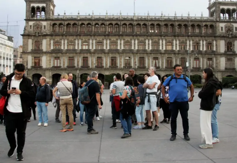 Un restaurante concurrido representando la aportación económica del turismo en México, sector donde los restaurantes y bares tienen la mayor contribución según INEGI.