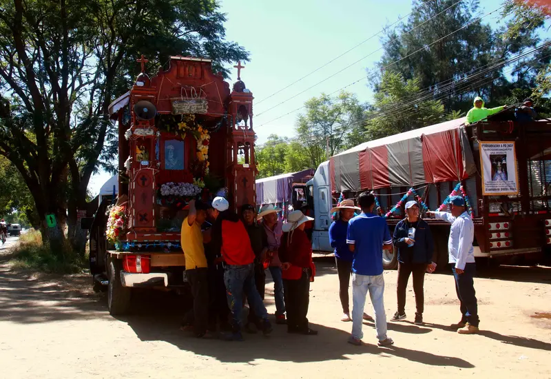 Un grupo de peregrinos realiza su paso por la carretera durante su viaje de regreso, siendo acompañados para garantizar un retorno seguro.