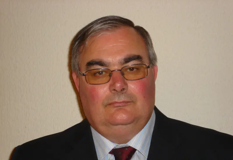 Retrato fotográfico del escritor Víctor Corcoba Herrero, autor del artículo de opinión titulado 'Tiempo para la reflexión y los buenos deseos'.