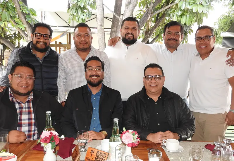 Manuel Alarzón, Eusebio Velásquez, José Antonio Carballo y amigos, posan para una foto mientras disfrutan de un café en una reunión social.