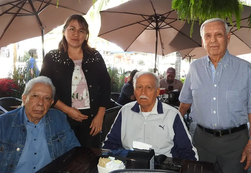 Rolando Castillejos, Yudi López, Fernando Garrido y Gustavo Zárate posan juntos durante un evento social, compartiendo un momento especial entre amigos.