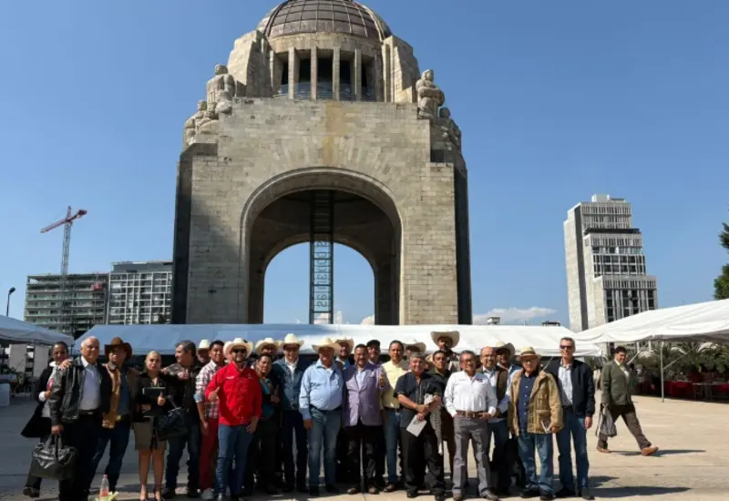 Miembros del Frente Nacional para el Rescate del Campo Mexicano y la Antac durante su próxima reunión en la sede de la Sader.