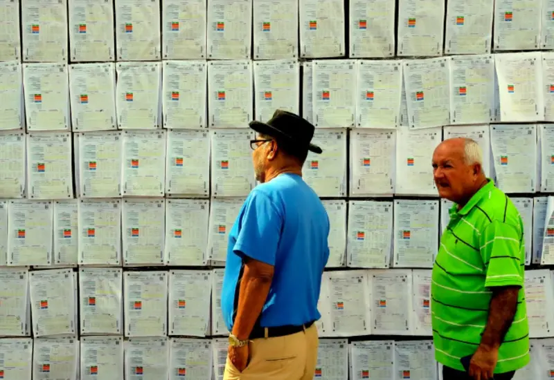 Representantes de partidos políticos revisan unas 2,800 actas electorales con inconsistencias, como parte del escrutinio especial del CNE.