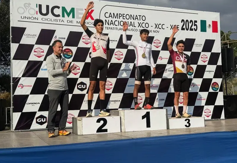 El ciclista oaxaqueño Ricardo Santiago en el primer lugar del podio, junto a Ian Hernández, durante el Campeonato Nacional de Ciclismo de Montaña 2025.
