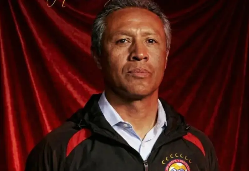 El director técnico Roberto Hernández, quien fue contratado para dirigir a Xelajú, posa para una fotografía al iniciar esta nueva etapa profesional.