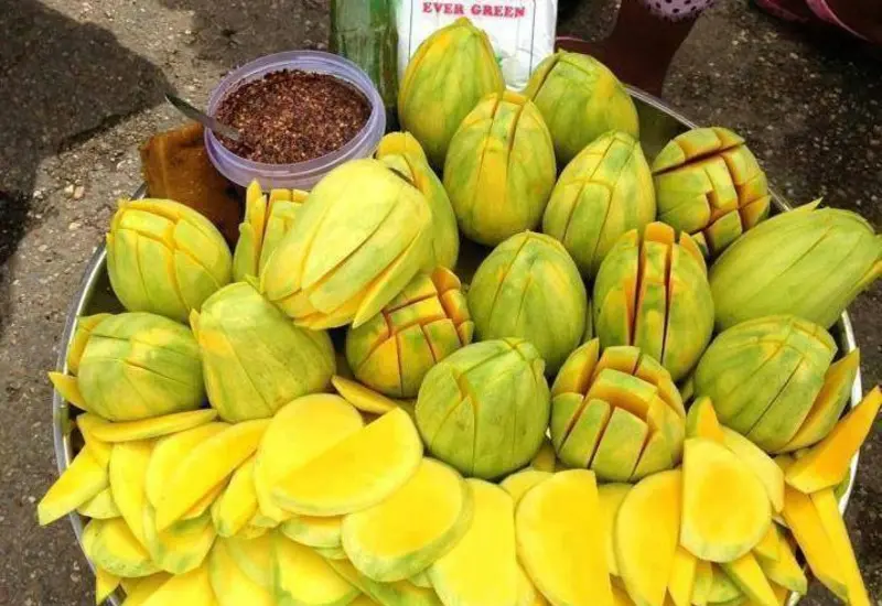 Autoridades de Chahuites hacen un llamado para detener el robo de mango tronador, que afecta el sustento de los productores locales.