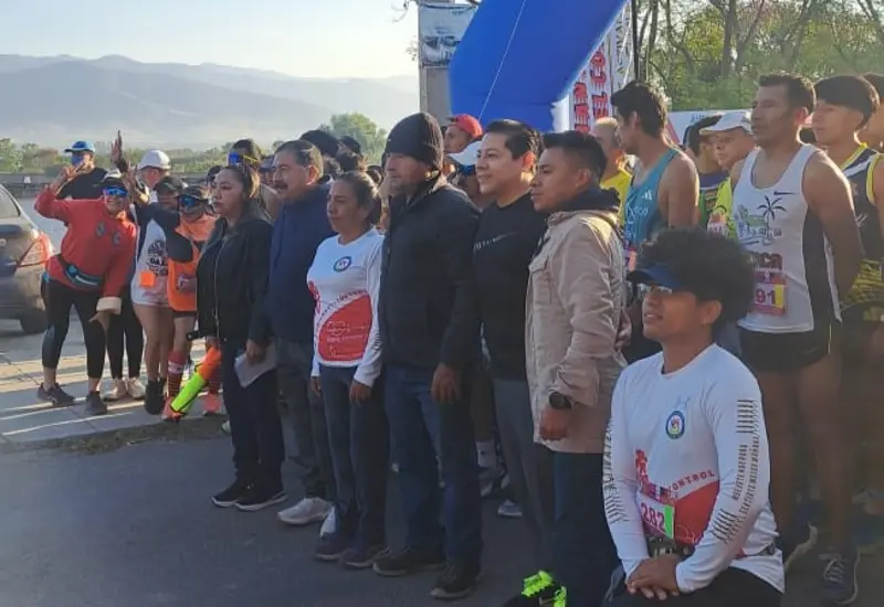 Momento de la salida de la carrera atlética en Rojas de Cuauhtémoc, competencia en la que triunfaron Antelmo y Ana Carina.