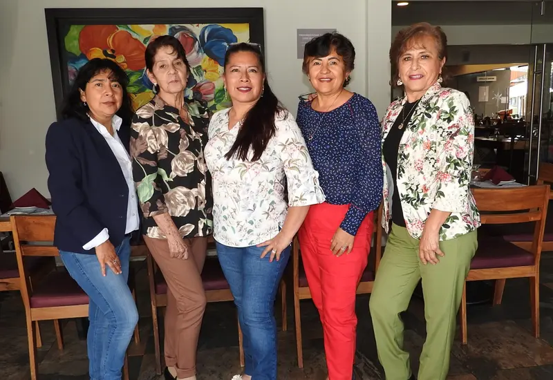 Sandy, Lidia, Lety, Yolis y Rome posan sonrientes para la cámara durante una reunión, compartiendo un momento feliz entre amigas.