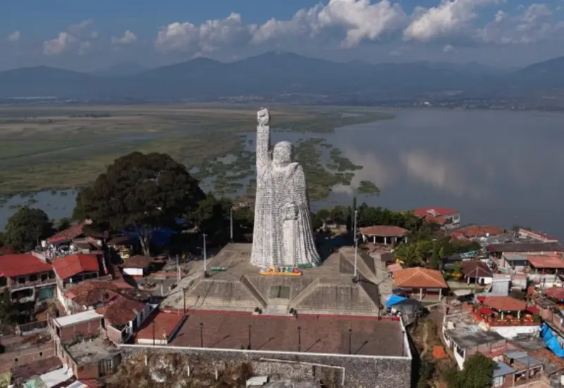 Vista panorámica del lago de Pátzcuaro en Michoacán, un importante cuerpo de agua que se encuentra en un crucial proceso de saneamiento.
