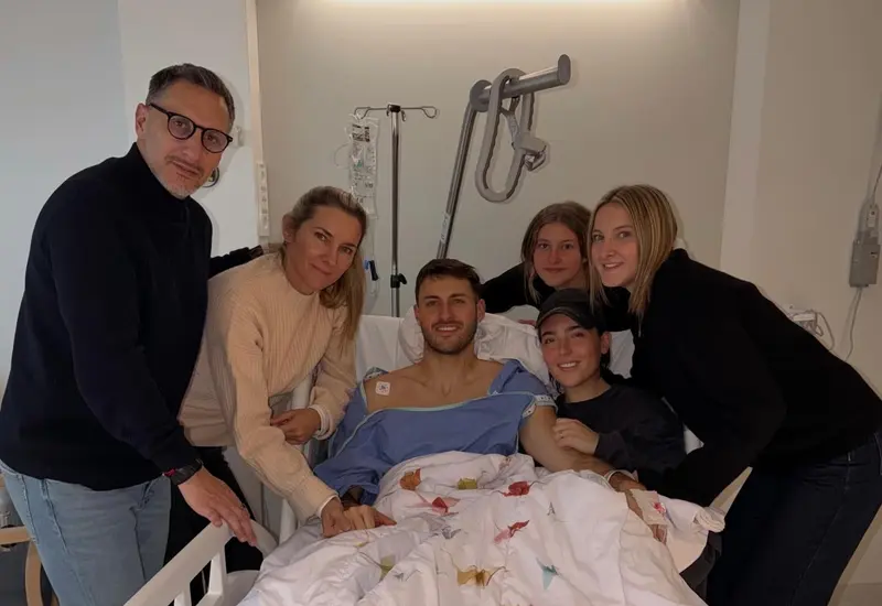 El futbolista Santiago Giménez, quien fue sometido a una exitosa cirugía de tobillo para corregir una lesión que lo aquejaba.