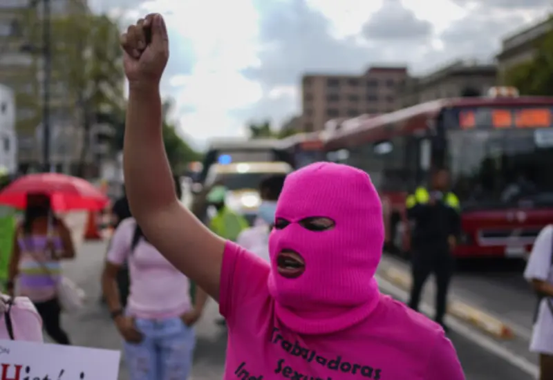 Imagen que representa la protección de los derechos de las trabajadoras sexuales, tras el fallo de la SCJN que frena los cobros discriminatorios en la capital.