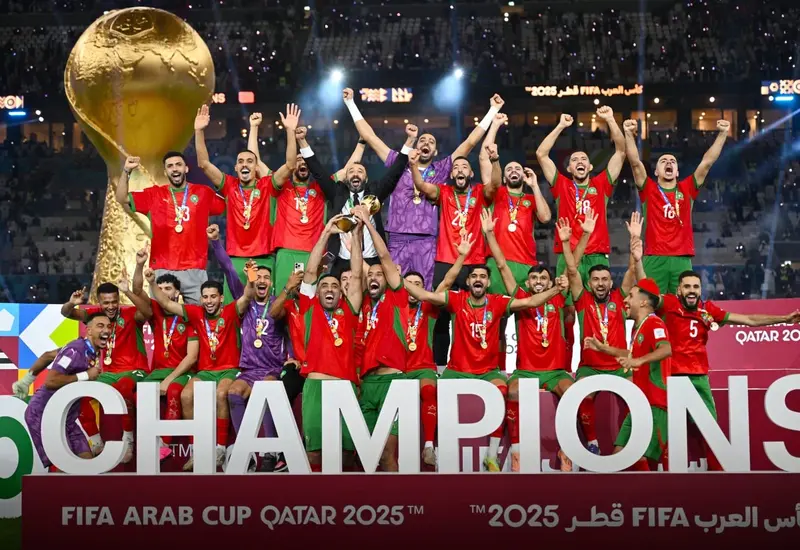 La selección de fútbol de Marruecos celebra su victoria tras coronarse como los campeones de la Copa Árabe en la final del torneo.