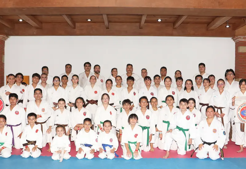 Foto grupal de los atletas y entrenadores participantes en el seminario nacional de karate, afinando técnicas para la próxima Olimpiada Nacional.