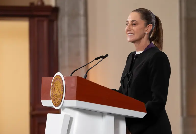 Claudia Sheinbaum durante la ceremonia de entrega de 270 nuevas plazas a trabajadores del IMSS para reforzar áreas de pediatría y cirugía.