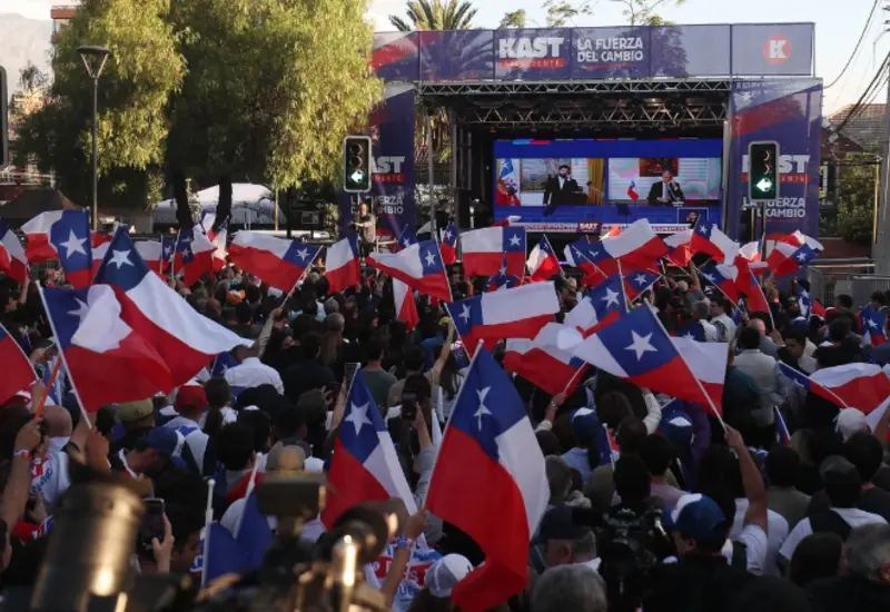 Simpatizantes de José Antonio Kast celebran con gran entusiasmo su victoria en las elecciones presidenciales, reunidos en un acto público.