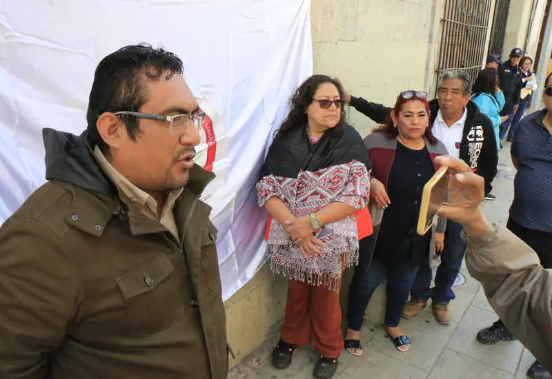 Miembros del Sindicato de Salud SIFEDS protestan en el Palacio de Gobierno para exigir el cumplimiento de sus pagos y respeto a sus derechos laborales.
