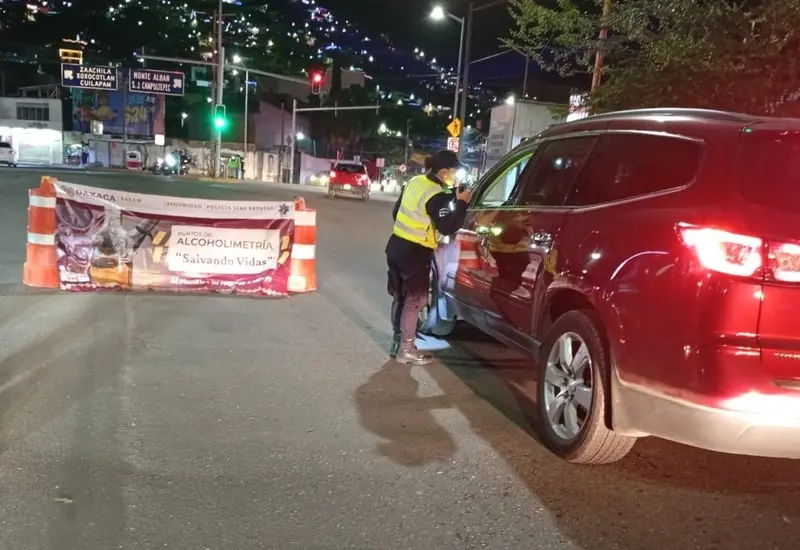 La policía vial del estado detiene a un sujeto que portaba una pistola durante la revisión en un operativo alcoholímetro.
