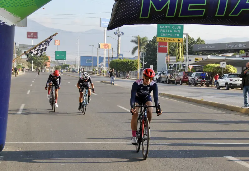 La ciclista Susana Beltrán celebra su triunfo tras ganar la categoría femenil en la tradicional carrera ciclista conocida como 'Pedalearon por su pavo'.