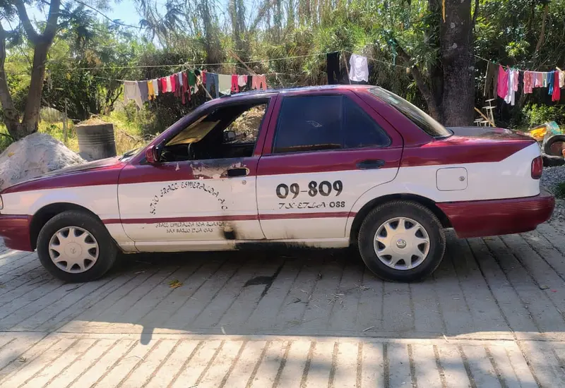 Un taxi pirata sin placas es consumido por el fuego en San Pablo Huitzo, Etla, tras ser incendiado por operar de forma irregular.