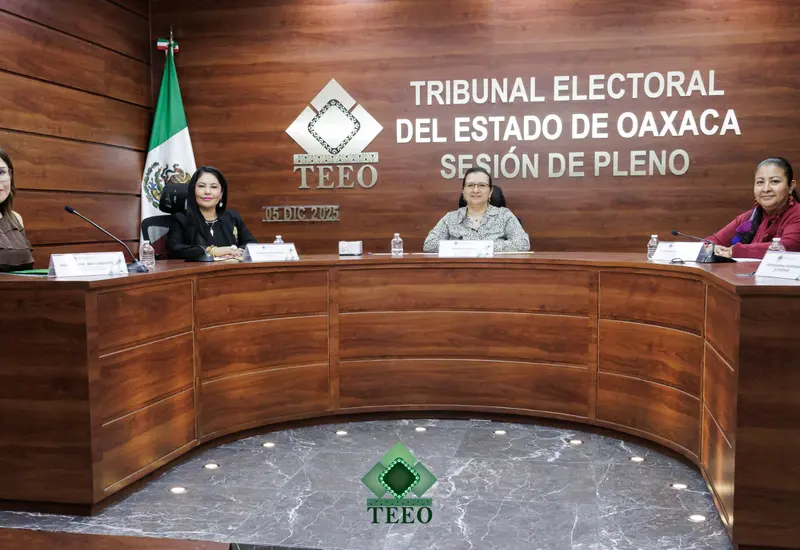 Magistrados del Tribunal Electoral del Estado de Oaxaca (TEEO) durante la sesión pública donde se emitió la resolución sobre la candidatura en San Antonio de la Cal.