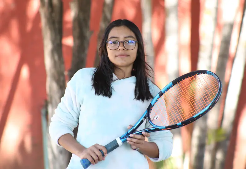 La tenista Keren Alavez compite en el Campeonato de Tenis de Oaxaca, buscando llevarse la última corona del año en este torneo.
