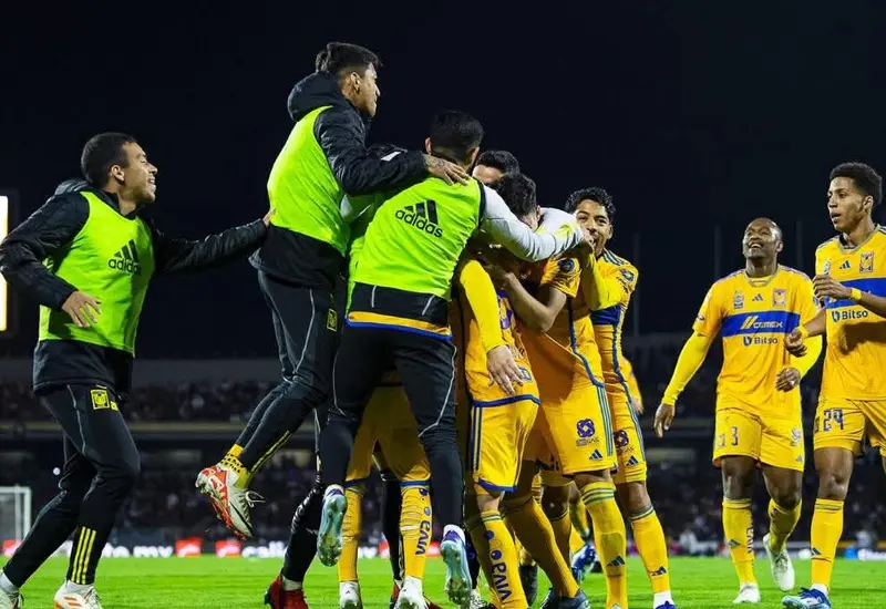 El equipo de fútbol Tigres celebra su pase a la gran final del torneo después de eliminar a su rival, el Cruz Azul.