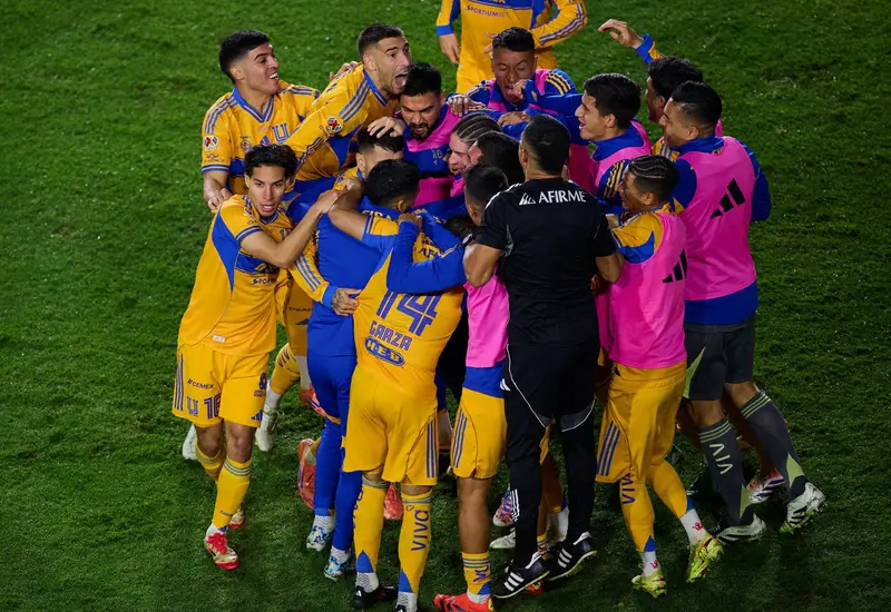 El equipo de futbol Tigres en acción durante el partido de la final de ida, donde consiguieron una mínima pero importante ventaja.