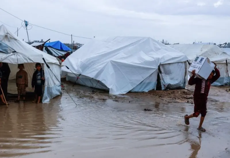 Imagen de los derrumbes y la destrucción en Gaza causados por el paso de la tormenta polar 'Byron', que ha generado una nueva crisis.