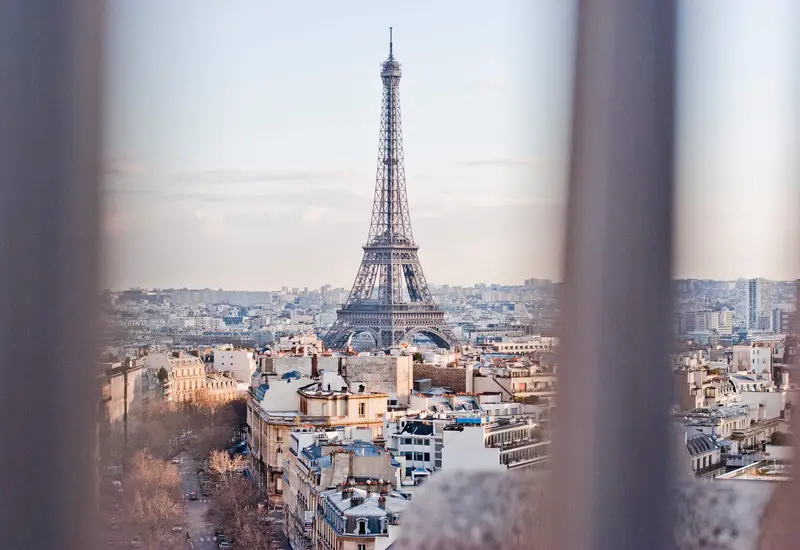 La icónica Torre Eiffel en París, Francia, se muestra en una estampa característica de un día de la temporada de invierno.