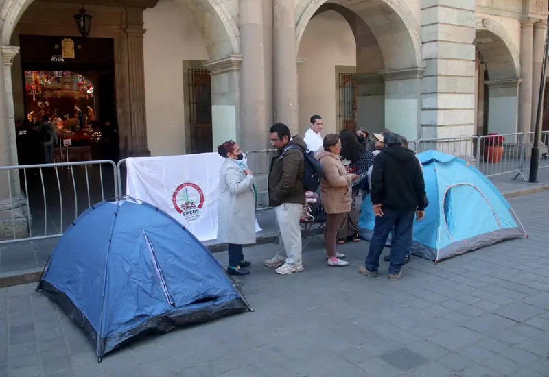 Trabajadores del sector salud instalan un plantón afuera del Palacio de Gobierno para exigir el pago de sus prestaciones de fin de año.